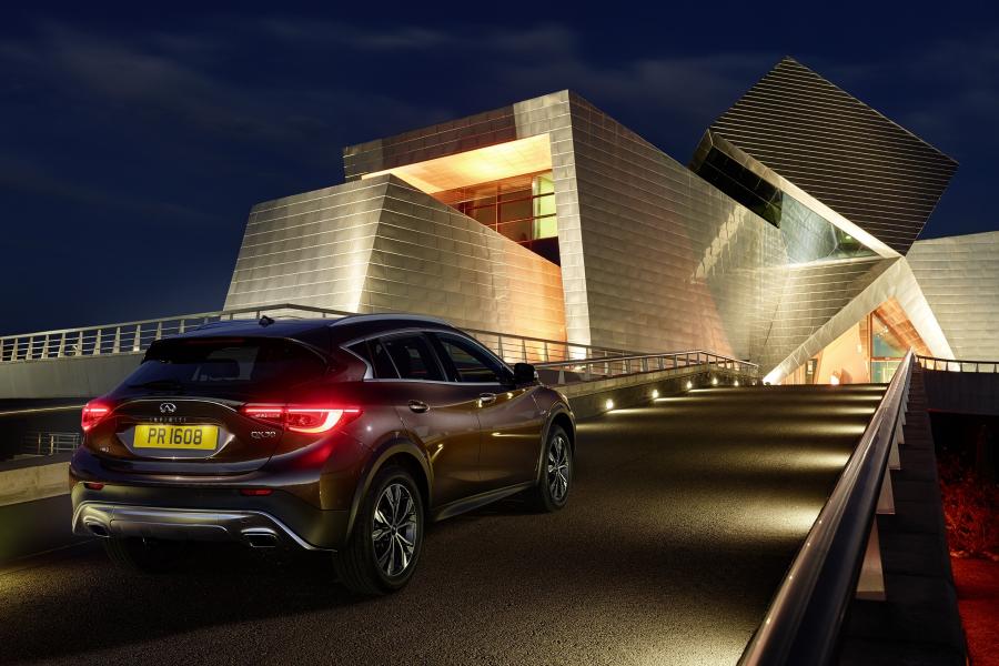  Infiniti QX30 2.0t AWD 2016 года  (фото 17 из 30)